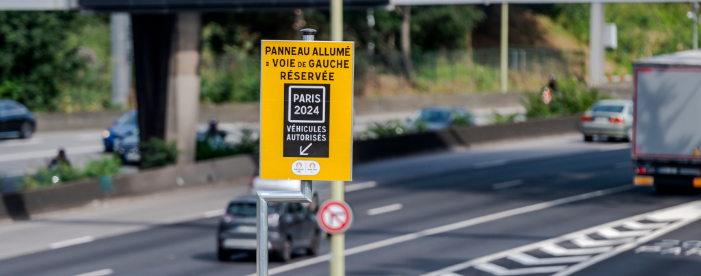 Panneau allumé qui montre la circulation des JO 2024